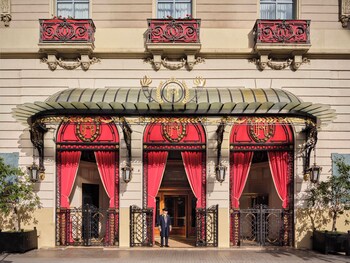Un hall d’entrée luxueux, agrémenté de décorations raffinées, d’un imposant lustre et d’un sol en marbre.
