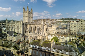 Se sirven desayunos, comidas y cocina británica con mesas al aire libre