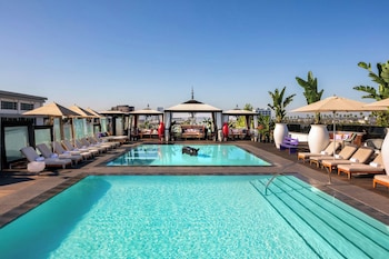 Här finns 2 restauranger som serverar frukost.