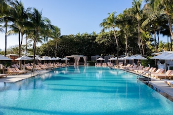 2 piscines extérieures, cabanas (supplément), parasols