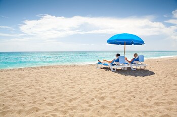 3 albercas al aire libre, sombrillas en la alberca y camastros 