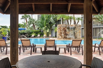 Una piscina al aire libre, tumbonas