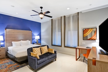 Fachada de la propiedad por la tarde o noche