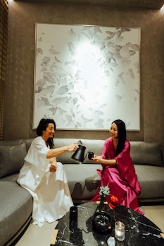 Petit déjeuner, déjeuner et dîner servis sur place, vue sur le jardin