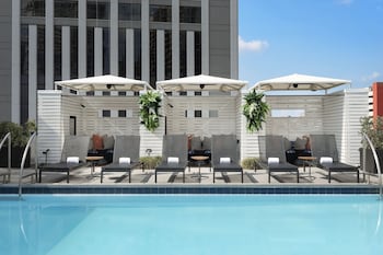 Piscine extérieure (ouverte en saison), tentes de plage