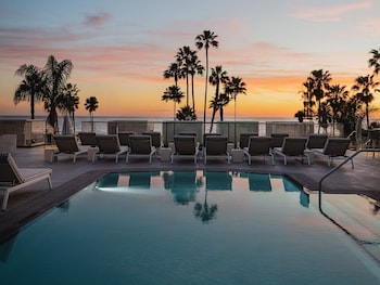 2 bars/lounges, poolside bar