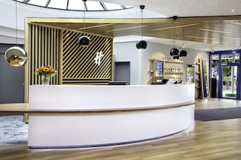 2 restaurants servant le déjeuner, spécialités Cuisine internationale