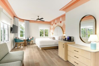 Suite | Minibar, brankas, meja kerja, dan setrika/meja setrika