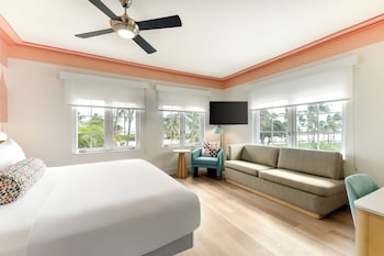 Beach nearby, white sand, beach towels