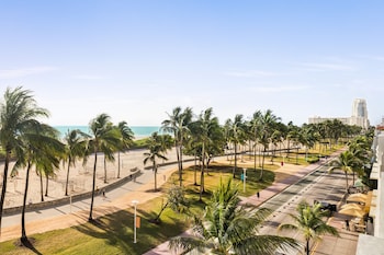 Playa en los alrededores, playa de arena blanca y toallas de playa 