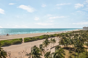 Nær stranden, hvit sand og strandhåndklær