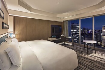 2 bars/lounges