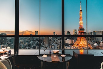 2 bars/lounges