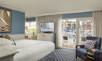 Piscine extérieure, parasols de plage, chaises longues