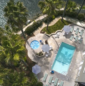 Alberca al aire libre, sombrillas en la alberca y camastros