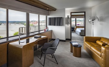 3 bars/lounges, cocktail bar, rooftop bar