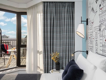 يقدم الفطور، والغداء، والعشاء