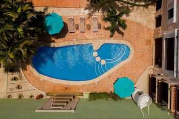 Piscine extérieure, accÚs possible de 9 h à 21 h, parasols