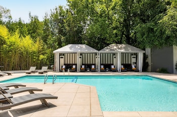 Breakfast, lunch, dinner served; international cuisine