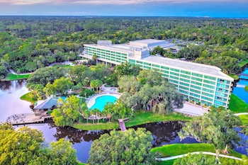 5 albercas al aire libre, sombrillas en la alberca y camastros