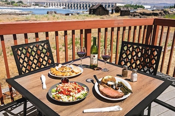 Hall. Columbia River Hotel and Conference Center, an Ascend Collection Hotel