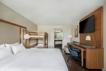 Hypo-allergenic bedding, in-room safe, desk, blackout drapes