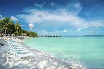 Een 32-inch lcd-televisie met satellietzenders en televisie