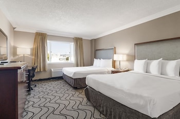 Standaard kamer, 2 queensize bedden (Two Queen Beds) | Een bureau, verduisterende gordijnen, een strijkplank/strijkijzer