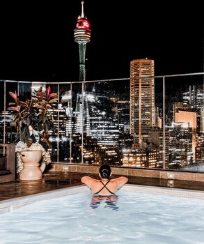 Una piscina al aire libre, sillones reclinables de piscina