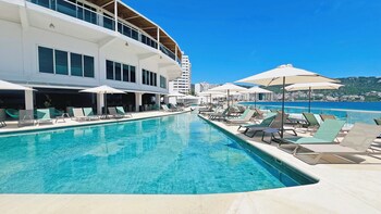 Piscine extérieure, accès possible de 8 h à 20 h, chaises longues