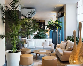 Lobby lounge