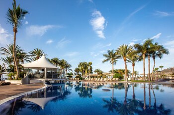 2 outdoor pools, pool umbrellas, pool loungers
