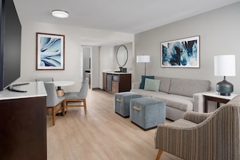 2 restaurantes, se sirven comidas, cenas y cocina americana