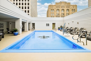 Indgangen til Intercontinental New Orleans hotellet, med en imponerende facade, store vinduer og et indbydende interiør.