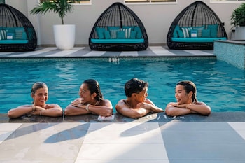 Hypo-allergenic bedding, in-room safe, desk, blackout curtains