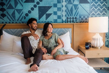 Hypo-allergenic bedding, in-room safe, desk, blackout curtains