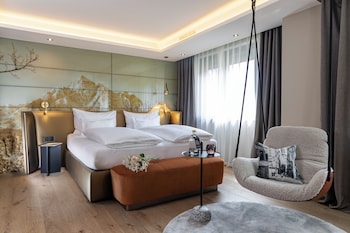 Junior Suite | Premium bedding, in-room safe, desk, blackout drapes