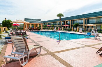 Piscine extérieure en saison