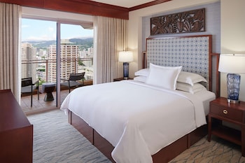 4 buitenzwembaden, parasols bij het zwembad en ligstoelen