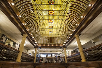 2 restaurants, lunch served