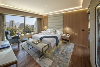 Panoramic Suite | Living area | Flat-screen TV