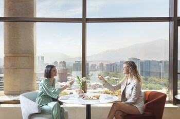 Suite panorámica, 1 cama King size | Área de sala de estar | Televisión de pantalla plana