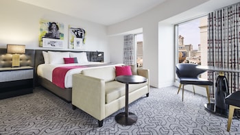 5 bars i un bar al costat de la piscina