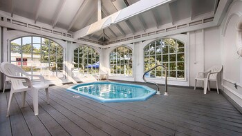 Suite, 1 cama Queen size, hidromasaje | Insonorización, tabla de planchar con plancha y cuna de viaje