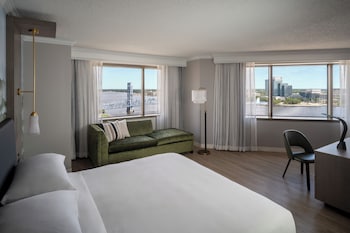 Udendørs pool, åben fra kl. 07.00 til kl. 21.00, liggestole