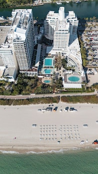 3 outdoor pools, pool cabanas (surcharge), pool umbrellas