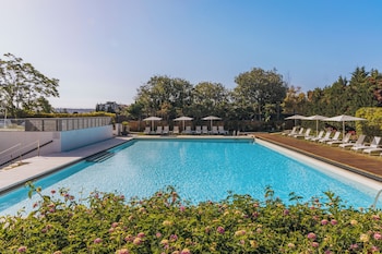 4 restaurantes, se sirven desayunos, comidas, cenas y cocina española