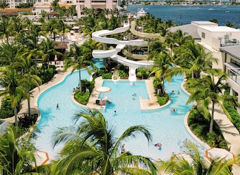 3 piscinas al aire libre, camas de piscina con cargo, sombrillas