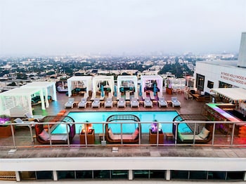 Outdoor pool, free cabanas, pool umbrellas