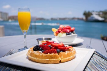 2 restaurants; breakfast, lunch, and dinner served